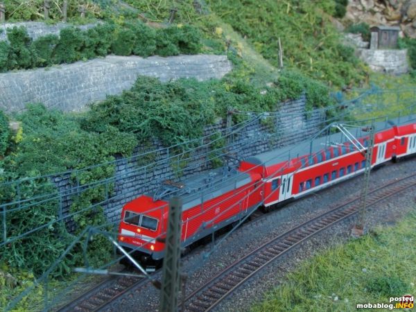 Ein neuer Lok fährt zeit eine Woche auf die Anlage: der 143 mit DoSto's!