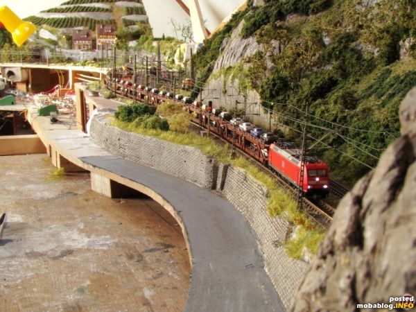 Was auch neu ist: mein Autotransportzug mit Mini Coopers. Sehr schön! Es gibt 56 Mini's und 8 Porsches. Der 185 von der DB AG ist die Lok für diese Schlepp.....und ...