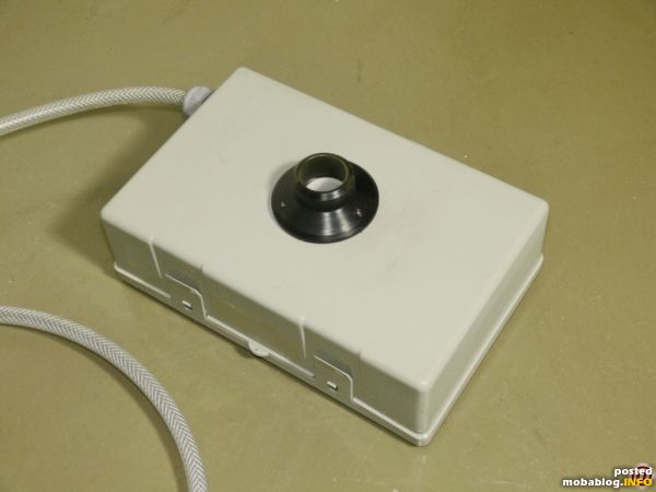An der Unterseite wurde ein Loch gebohrt und ein zufällig passender Kunststoffstutzen (-wo immer der auch her war?-) angeschraubt. Dieser Adapter passt genau in den