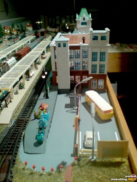 Nochmal Zufahrt und Hof.
Hier kann man die Anpassung des Bahnsteig an die Weiche erkennen.
Die rot-weisen Begrenzungspfosten sind aus Zahnstochern gemacht.