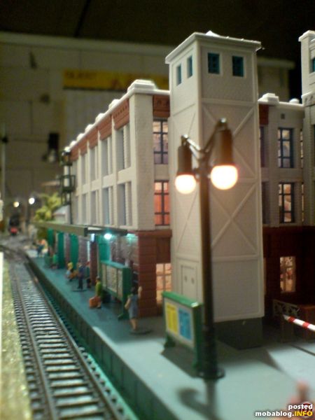Ein Blick auf den Bahnsteig.
Leider nicht ganz scharf, aber eine interessante Perspektive.
Man kann schön eine der SMD LED´s leuchten sehen.
Die weiter vorne im Bild zu sehende Notleiter geht auf´s Bahnsteigdach ...