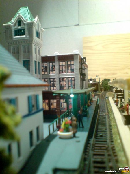 Der Bahnsteig mal von der anderen Seite.
Hier kann man andeutungsweise die Notleiter vom Bahnsteigdach in den Posthof erkennen.
Wer das Bild mal downloadet und vergrössert kann gut den Postschalter im EG, ...