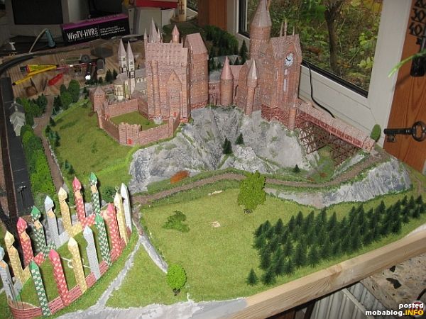 Schloss Hogwarts mit Quidditch-Feld, links am Rand der Bahnhof