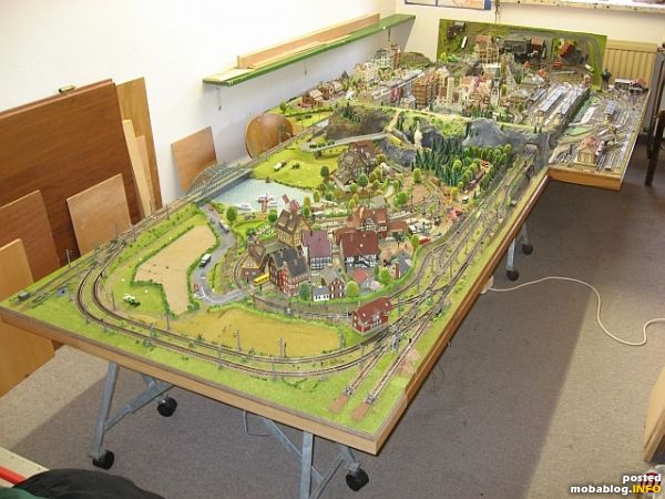 Gesamtansicht, Deckel und lange Seiten heruntergeklappt, Endklappe in Schräglage