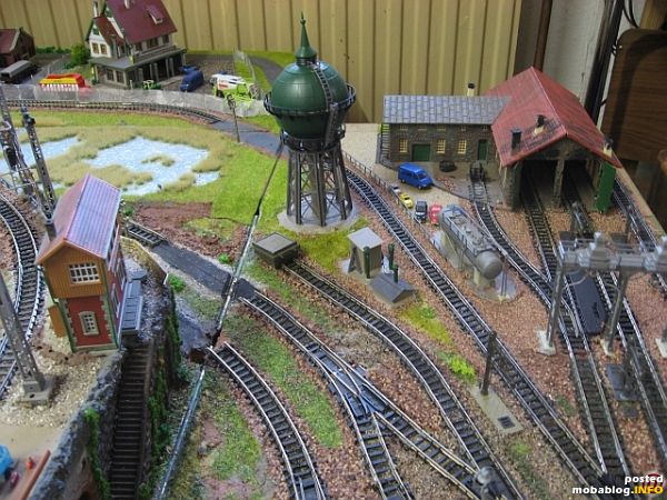 kleines Bahnbetriebswerk mit Lokschuppen, im Hintergrund eine Landtechnische Werkstatt