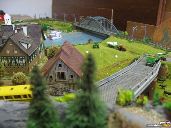 Blick auf die Bergstrasse und den Badesee im Hintergrund