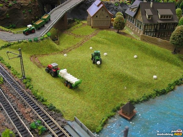 ein anderer Blickwinkel auf den Bauernhof und Rundballenverladung