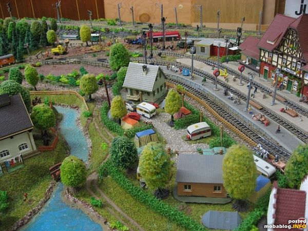 Campingplatz am Badesee und Bahnhof
