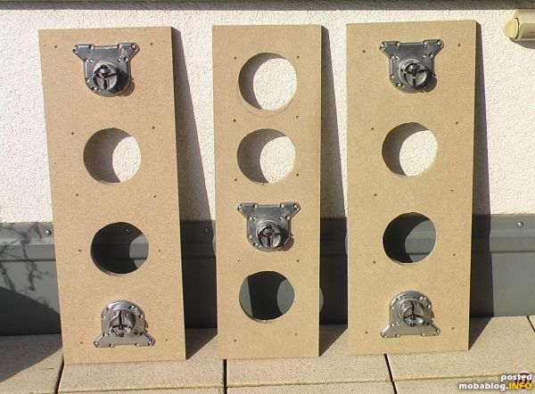 Schritt 1: Konstruktion der Tischbeinbasis
2 Spanplatten 12 mm, miteinander verschraubt
Kreissegmente aussägen zur Gewichtsreduzierung und Zugänglichkeit von unten