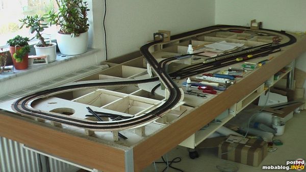 Schritt 5: Schubladen für Trafos, Gleis-Stellpult und Materialien sowie einen Tischauszug für kleine Bastelarbeiten konstruieren.
Schritt 6: Gleise der Hauptstrecke verlegen. Auf 2 mm Kork, genagelt (Geräuschkulisse ist für uns vollkommen ...