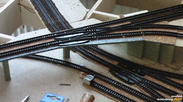 Brückenkreuzung mit Abzweig zur Nebenstrecke bzw. zum oberen Hauptbahnhofsbereich.
Die Brücke wird später mit FKS-Riffelprofilen gestaltet.
Die Antriebe der sichtbaren Weichen werden unterflur eingebaut.