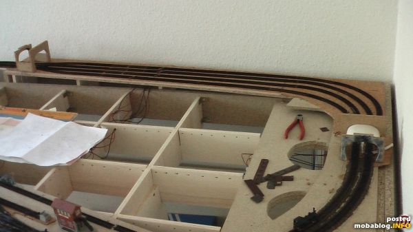 Der Schattenbahnhof an der Hauptstrecke.
Vor den Stoppweichen in den jeweiligen Hauptfahrrichtungen werden später Lichtschranken für "Gleis besetzt"-Meldungen eingebaut.