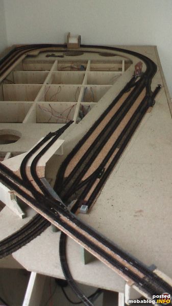 Der zweigleisige Abzweig (links von der Bildmitte) führt zur oberen Ebene des Bahnhofs und leitet über in die Nebenstrecke zum Bergbahnhof. Voraussichtlicher Baubeginn: Februar 2009.
