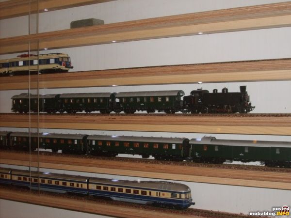 Die LED´s wurden nachträglich in die Vitrine eingebaut, weiters habe ich auf die eingefräßten