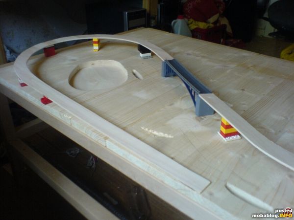 Die Kehrschleife auf eine 4mm Sperrholzplatte übertragen, die Brücke in Position gestellt und erste Stellprobe. Die Steigung kam zuerst weit über 5%, habe dann die Industriegleise tiefer gelegt, weil dort ...