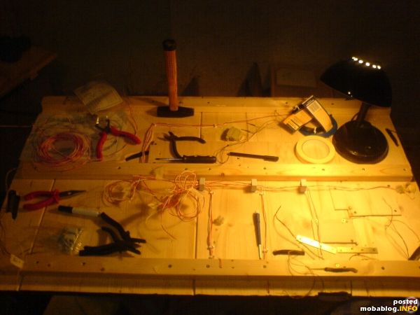 In einer Nacht und Nebelaktion wurden Kabel gelötet und halbwegs ordentlich verlegt. Aber das waren nur die Gleisanschlüsse, es fehlen noch Weichen und Beleuchtung.