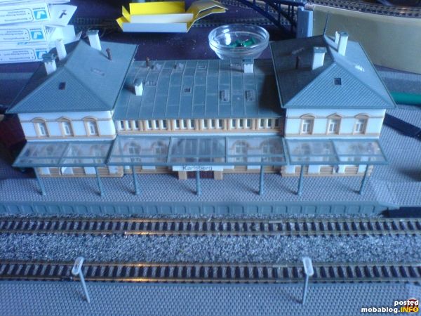 Also habe ich kurzerhand den alten Bahnsteig entfernt und gegen ein moderneses Modell von Kibri Osterburken ausgetauscht. Beklebt mit Busch Kopfsteinplaster ergibt das ganze ein harmonisches Bild wie ich finde. ...