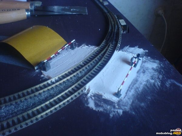 Der Bahnsteig entstand aus einfacher Spachtelmasse aus der Tube.