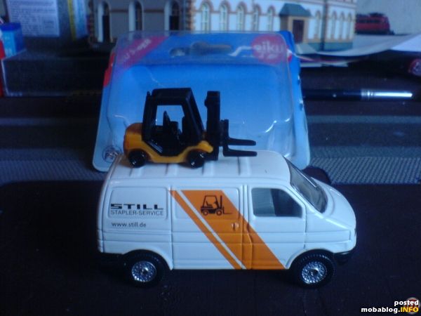 Durch Zufall entdeckte ich in der Spielzeugecke eines Supermarktes dieses Siku Transportermodell mit einem kleinen aber feinen Detail auf dem Dach.