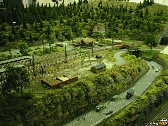 Dem Bahnhof wurde eine Bahnmeisterei hinzugefügt. Der Überladekran wird benötigt da hier auch Oberleitungsmasten angeliefert werden sollen um evtl. die Gleisverbindung zum zukünftigen Industriegebiet zu elektrifizieren. (Wenn einem keine Geschichten ...