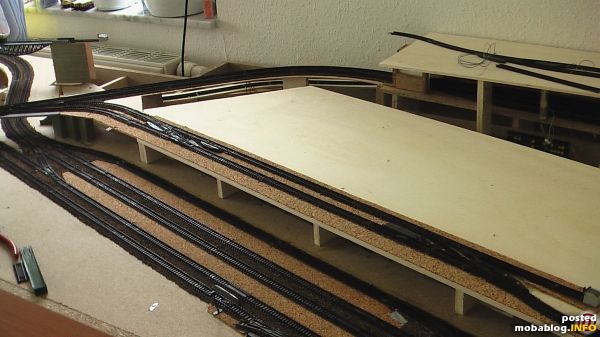 Auf der oberen bzw. der Eingangsebene des Hauptbahnhofs wurden die Gleise 1 und 2 verlegt. Vier Weichen und zwei Entkupplungsgleise ermöglichen kleine Rangiervorgänge bei Pendelverkehr.
Die Parallelität der Gleise gewährleisteten angelegte ...