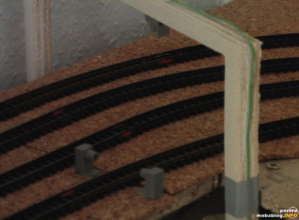 Die Lichtschranken wurden in den Schattenbahnhof eingebaut. Die rustikalen Lichtschrankenbrücken werden später nicht zu sehen sein.