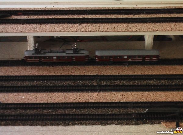 Vorfreude: ET 85 von Roco auf Gleis 3.
Die Gleise sind eingeschottert, der Bereich der Bahnsteige wurde ausgespart
Geschottert wurde übrigens im Retro-Flash nach der Arnold Methode (Isolierband). Allerdings wurden die Seiten ...