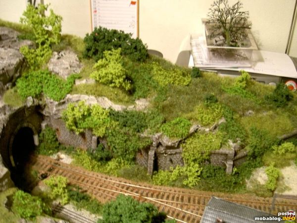 Noch einmal die selbe Einfahrt von aussen. Das Bild ist ein älteres und zeigt das Modul während der Bauphase. Auf dem Berg fehlen noch die Bäume. Unten Rechts sieht man ...