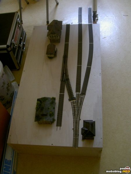 stellprobe Neubau linke Seite.
Bei der Gestalltung des neuen Bahnhofes werde ich es diesesmal vernünftig angehen und alles was an dem alten Bahnhof fehlte ergänzen. Neu ist ein komplettes Gleis sowie ...