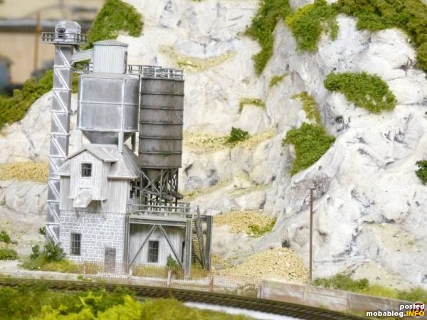 Hier ist das Schotterwerk von meinem Steinbruchmodul. Auch mit weisser Farbe gealtert. Jedoch die Silos in schwarz! Das ist streng genommen nicht richtig und müsse auch in weiss sein. Das ...