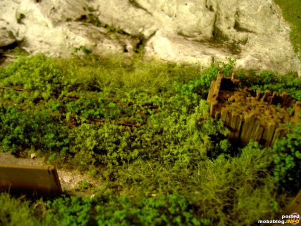 Das Ende vom Gleisanschluß stark verwildert. Der Prellbock ist ein Eigenbau aus Styropor und Streichhölzer. Auf dem Bild ist er noch nicht ganz fertig. Es fehlt die Alterung und der ...