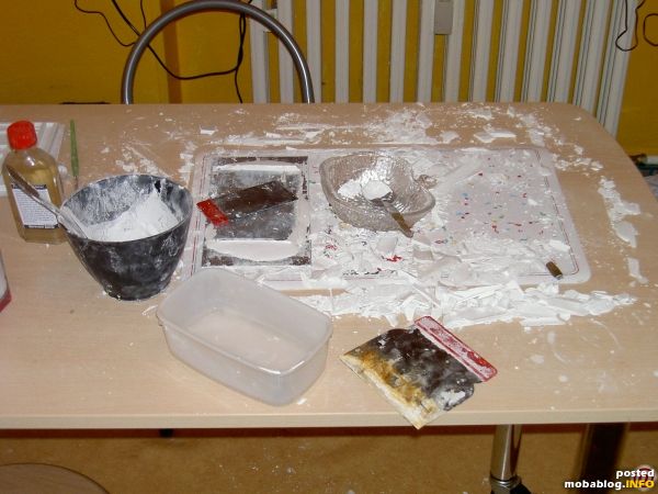 So sah der Küchentisch aus nachdem ich mehrere Abgüsse von Spörle angefertigt hatte