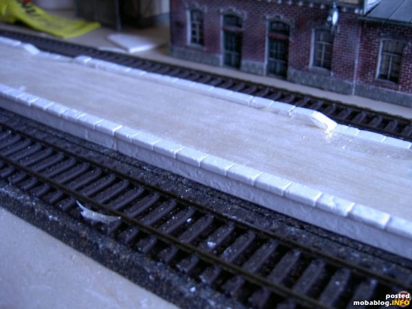 Nun sind auch die Bahnsteigkanten angeklebt