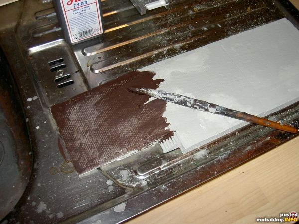 Jetzt wird die Rampe ebenfalls in Granitgrau bemalt, nach dem trocknen der Farbe lasiert.