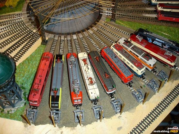 Die Ellokgleise an der Drehscheibe. An der 'Betonierten' Stelle stand zu Dampflokzeiten einmal ein Lokschuppen. Dieser wurde im Zuge der Elektrifizierung abgerissen.