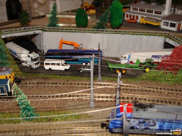 Staße mit Unterführungen und Baustelle.