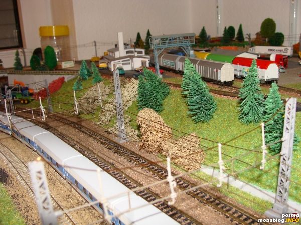 Paradestrecke mit Gewerbegebiet.