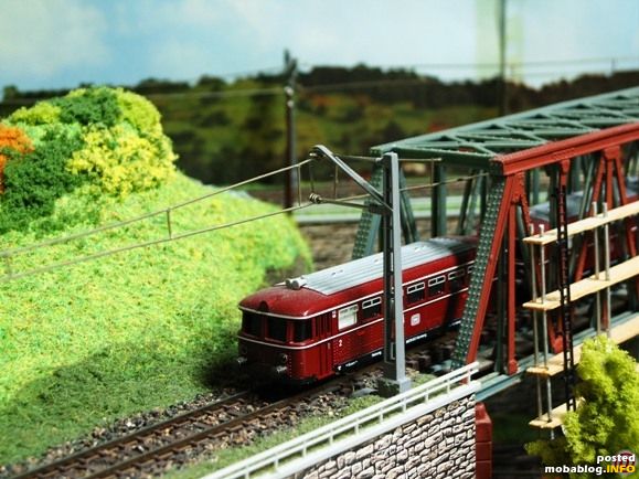 ...auf der Brücke mit Baugerüst. Eine Idee die ich in Münster/Westf. von der dortigen Bahnhofsanlage habe.