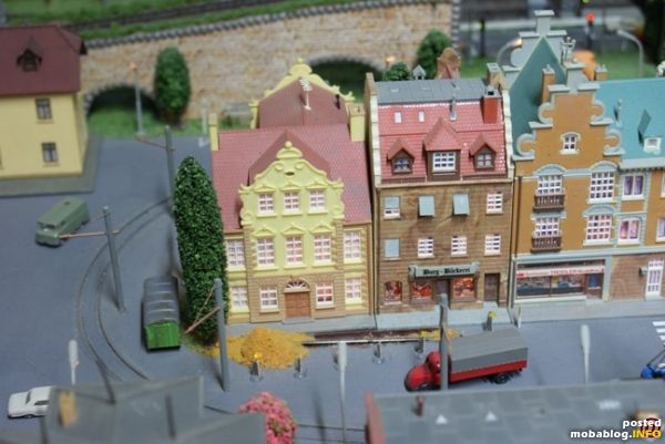 ...Innenstadt mit Strassenbahn und Baustelle. Die Masten sind Eigenbauversuch