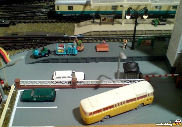 Zufahrt zum Bahnhof und Hof.
Jetzt mit Fahrzeugen der Bahnpolizei auf dem Parkplatz und DB Service im Hof.