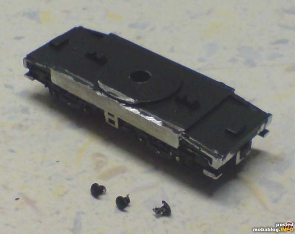 So, der Wagen ist erstmal durch die mechanische Kaltverformung gelaufen. Und der Kran selbst ist zur besseren Bearbeitung demontiert.
Ausserdem bleibt er dann auch heile.
Alles was zuviel erschien ist abgeflext.
Minimot Werkzeugen ...
