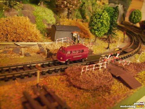 Die Nebenbahn, vorbei an der Signalmeisterei mit dem Dienstfahrzeug KLV 20
