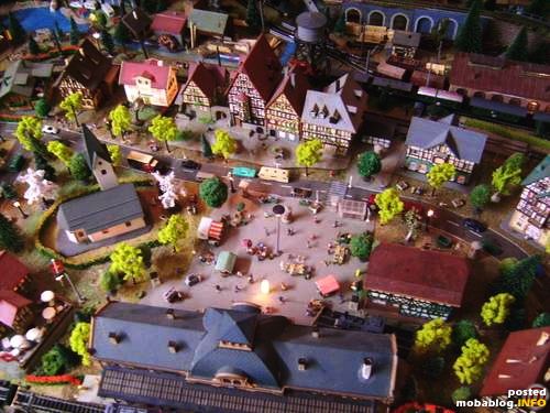 In der Kleinstadt ist heute Wochenmarkt. Oma Korte verkauft dort ihre über die Stadtgrenzen bekannten Hänchen ...