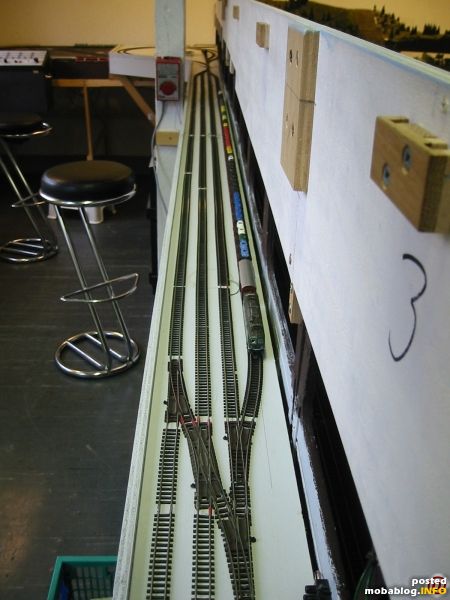 Der neue Schattenbahnhof verläuft hinter der kompletten Anlage