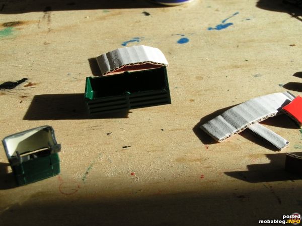 Pappe geformt für die Mulde. Damit das spätere Ladegut auch passt.