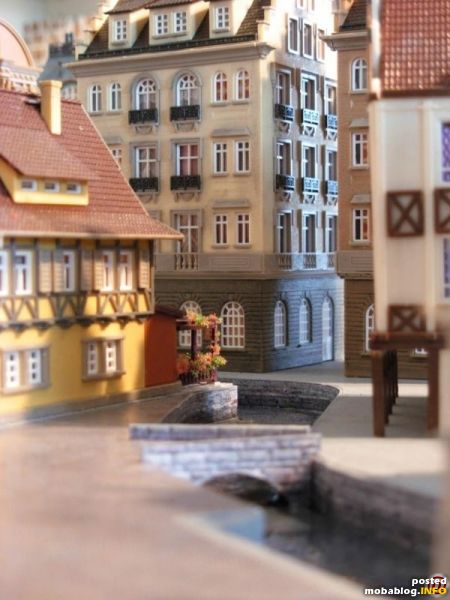 Bei diesem und den nächsten zwei Bildern habe ich in der Zwischenzeit einige Bänke, Blumentöpfe und Figuren hinzugefügt.
