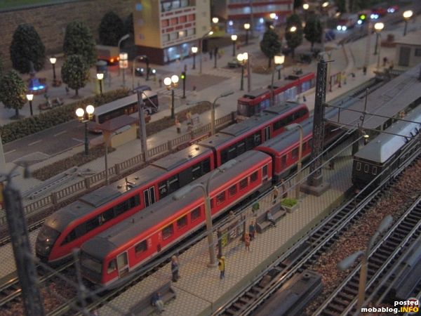 Der Bahnhofsvorplatz wird gerade umgebaut (liegenden Fahrleitungsmasten für die TRAM), hier die Außenbahnsteige.