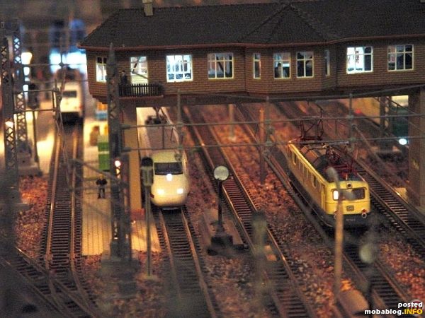 Blick ins BW (links) und die Abstellgleise (rechts)