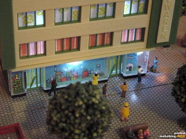 Abends in der City, die Schaufensterbeleuchtung wurde mit Reststücken der Platinen der Innenbeleuchtung für Wagen ausgerüstet.