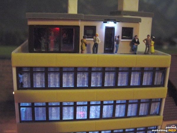 In der obersten Etage des Hotels ist Disco angesagt (links ist ein Wechselblinker rot / gr�n eingebaut) .